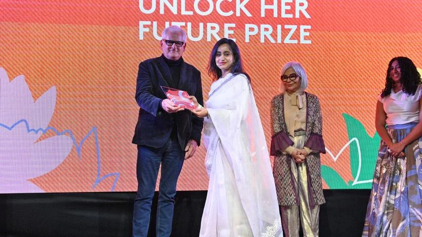 Nishat Anjum Palka at the prize presentation